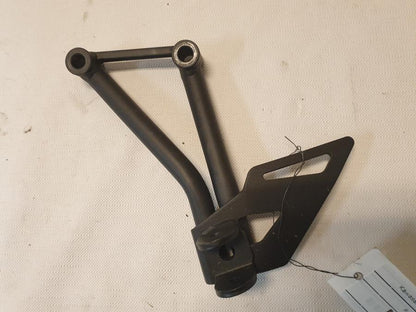 Framsidan på Fotpinnefäste från en Kawasaki Z 125 -2019 motorcykel.