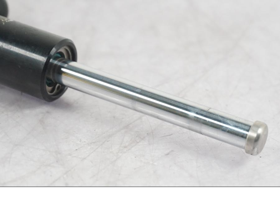 Höger sida på Styrdämpare från en KTM 1290 Super Duke R -2022 motorcykel.