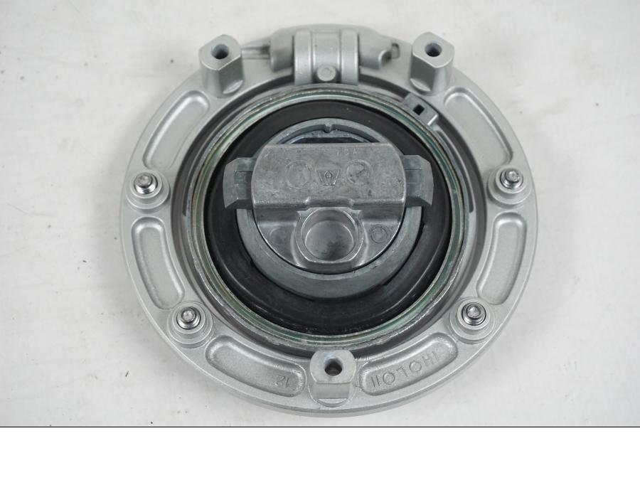 Extrabild3 på <p>Låssats från Honda CB 600 FA Hornet 2007.</p>

<p>Cdi, tändningslås, tanklock, sadellås, nyckel (svart).</p>

<p>Plasten för kontakt stycke skadat se bild.</p> motorcykel.