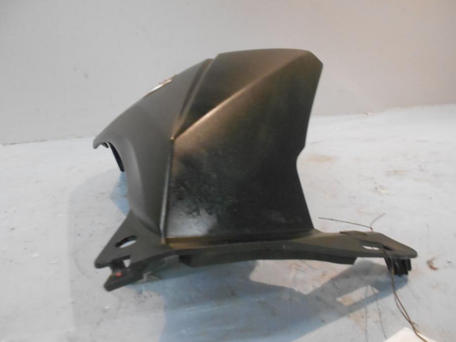 Vänster sida på Sidkåpa från en Kawasaki Z 800 -2012 motorcykel.