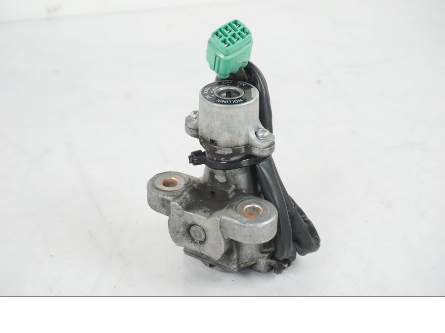 Vänster sida på <p>Låssats från Suzuki DL 1000 2004.</p>

<p>1st nyckel, tändningslås, sadellås, tanklock och hjälmlås.</p> motorcykel.