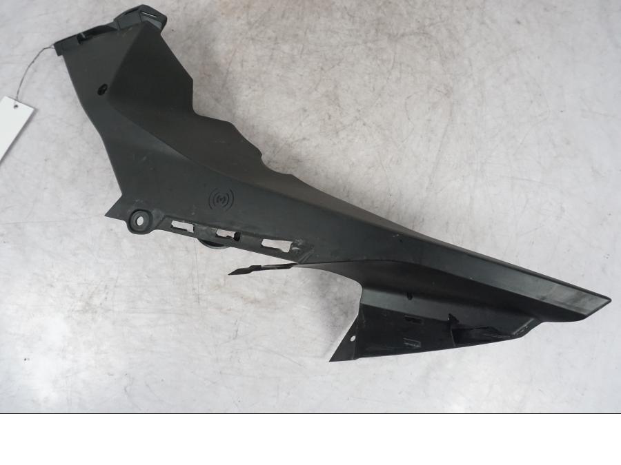 Framsidan på Sidkåpa från en KTM 1290 Super Duke R -2022 motorcykel.