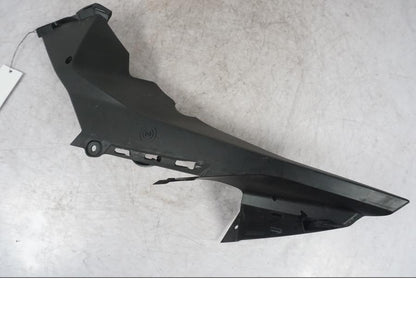 Framsidan på Sidkåpa från en KTM 1290 Super Duke R -2022 motorcykel.