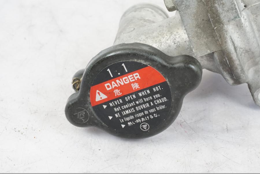 Höger sida på Vattentermostathus från en Honda CBR 1000 F -1999 motorcykel.