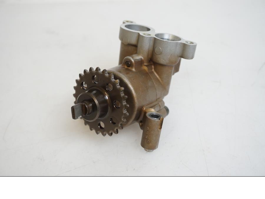 Framsidan på Oljepump från en Yamaha FJR 1300 -2005 motorcykel.