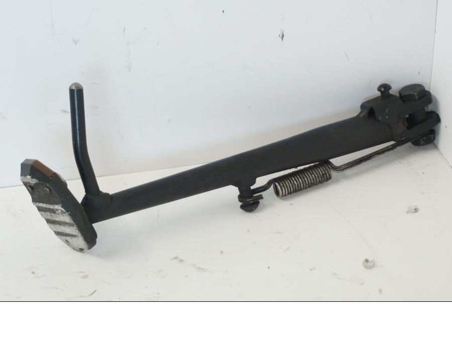 Snett nerifrån på Sidostöd från en Kawasaki ER-6N -2012 motorcykel.