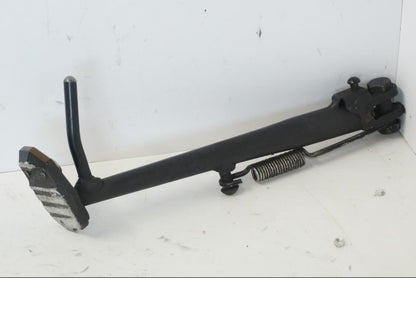 Snett nerifrån på Sidostöd från en Kawasaki ER-6N -2012 motorcykel.