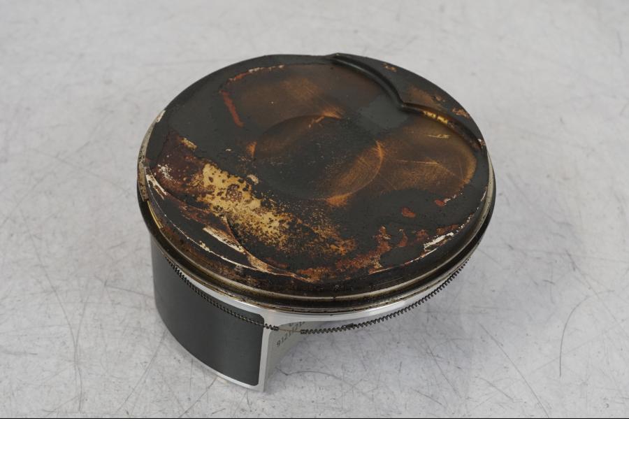 Framsidan på Kolv från en BMW R 1250 GS -2023 motorcykel.