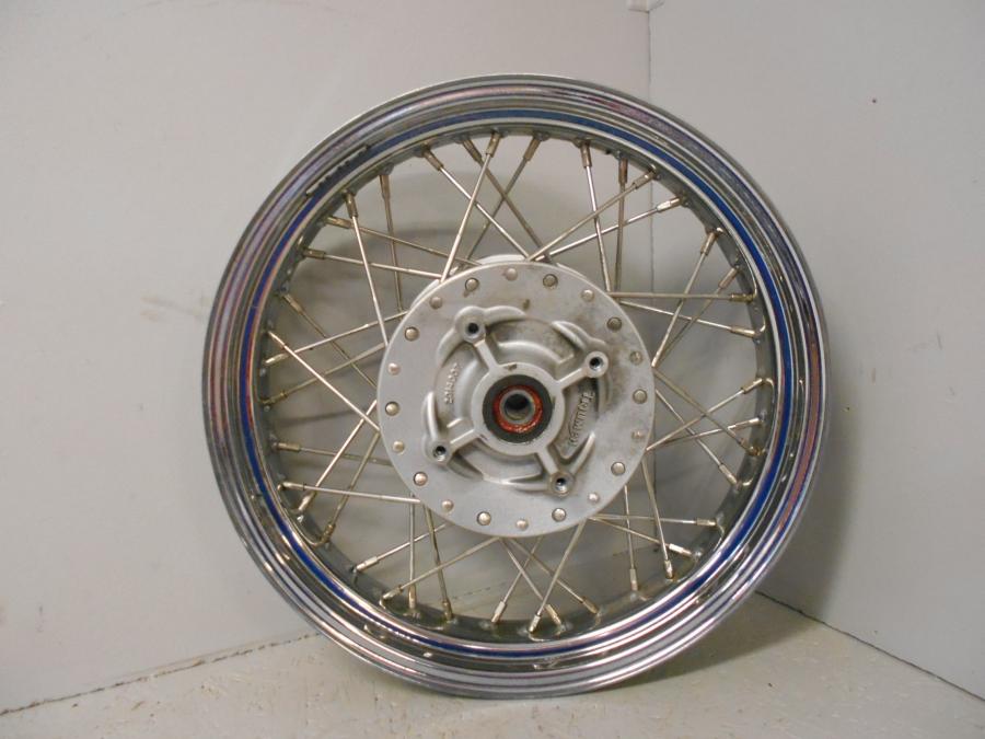 Framsidan på Fälg från en Triumph Bonneville -2001 motorcykel.