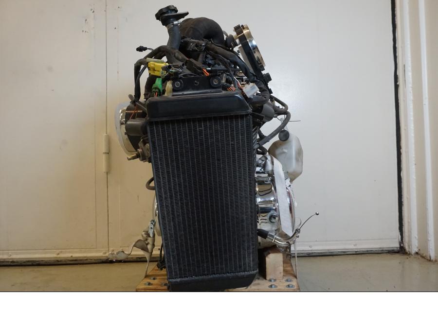 Baksidan på Motorpaket från en Suzuki VL 800 -2002 motorcykel.