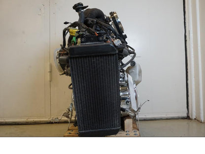 Baksidan på Motorpaket från en Suzuki VL 800 -2002 motorcykel.