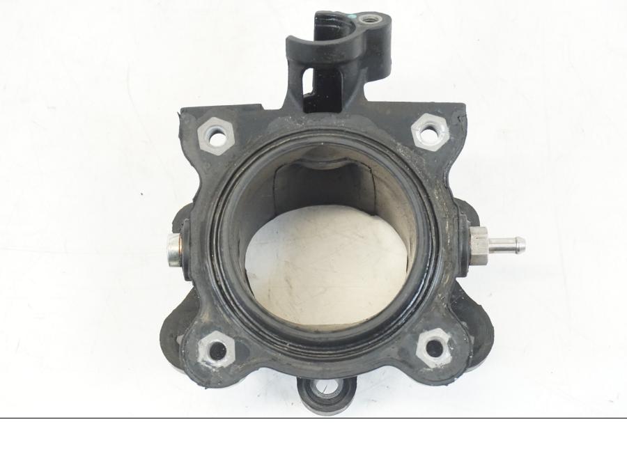 Vänster sida på Insug från en Ducati Hyperstrada -2013 motorcykel.