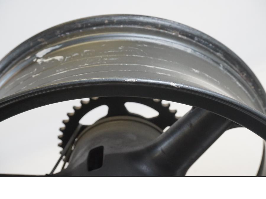 Snett uppifrån på Fälg från en Kawasaki ZX-9R -2000 motorcykel.