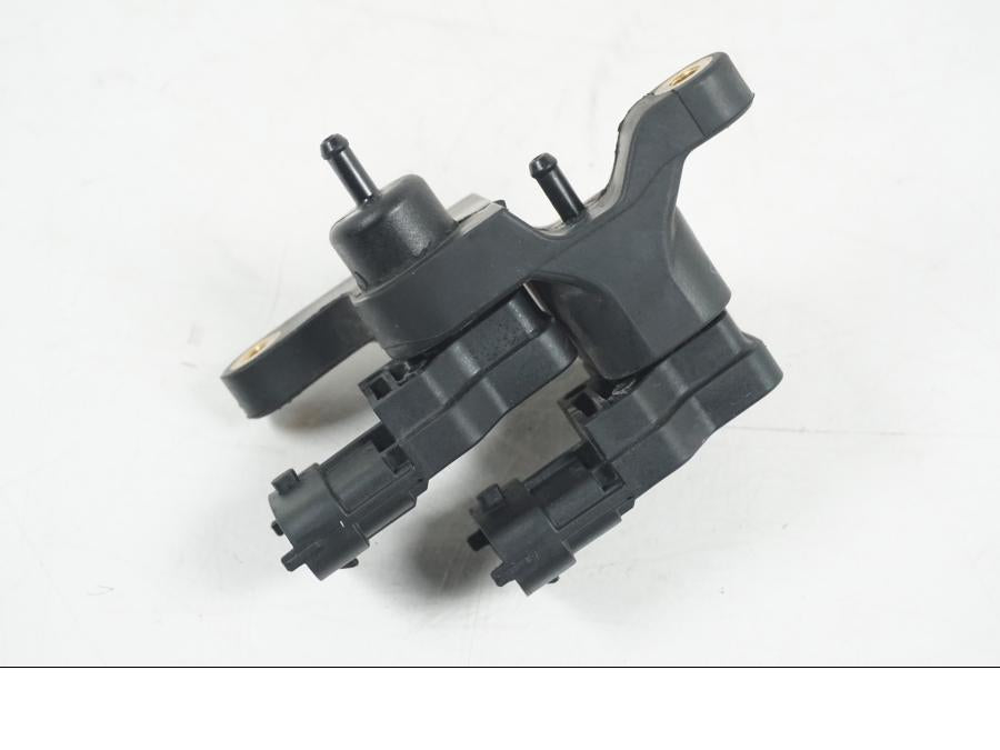 Vänster sida på Mapsensor från en Ducati Hyperstrada -2013 motorcykel.