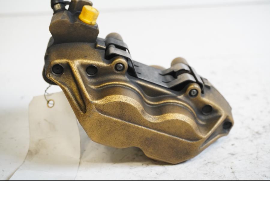 Baksidan på Bromsok från en Honda CBR 900 RR -2002 motorcykel.