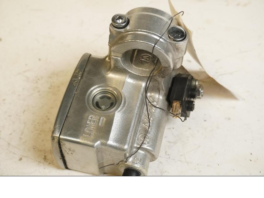 Höger sida på Bromshuvudcylinder från en Kawasaki VN 900 -2007 motorcykel.