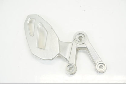 Baksidan på Fotpinnefäste från en BMW S 1000 XR -2019 motorcykel.