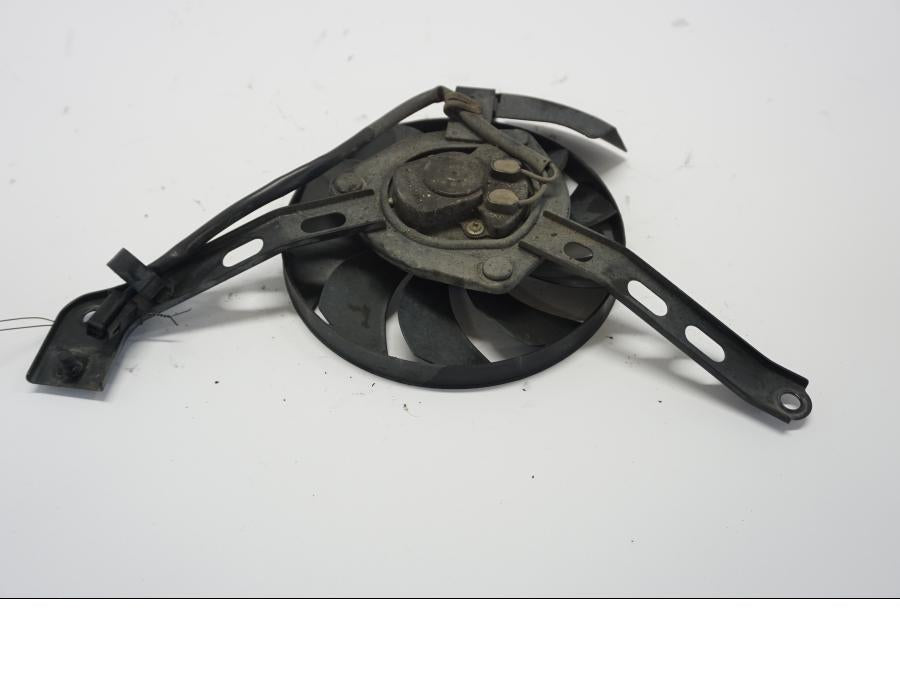 Baksidan på Vattenkylfläkt från en Yamaha MT-07 -2014 motorcykel.