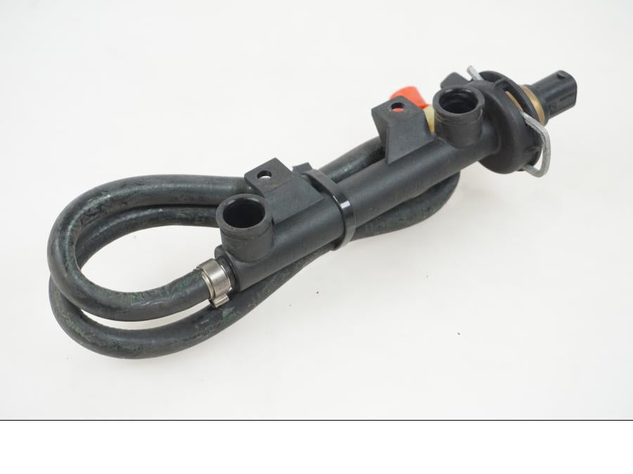 Baksidan på Fuel Rail från en BMW F 800 ST -2007 motorcykel.