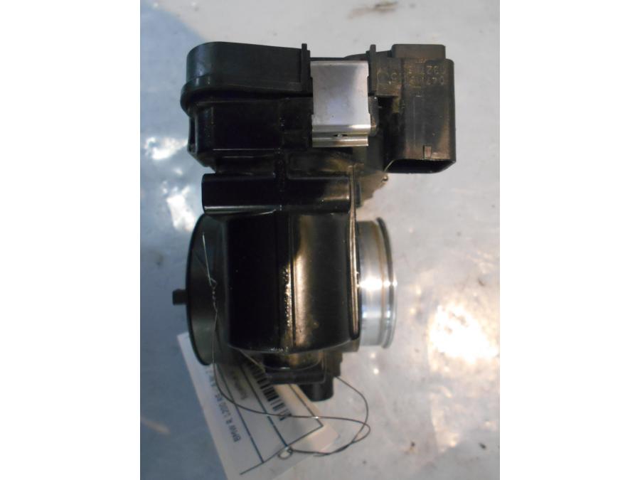 Snett uppifrån på Spjällhus från en BMW R 1200 RS -2016 motorcykel.