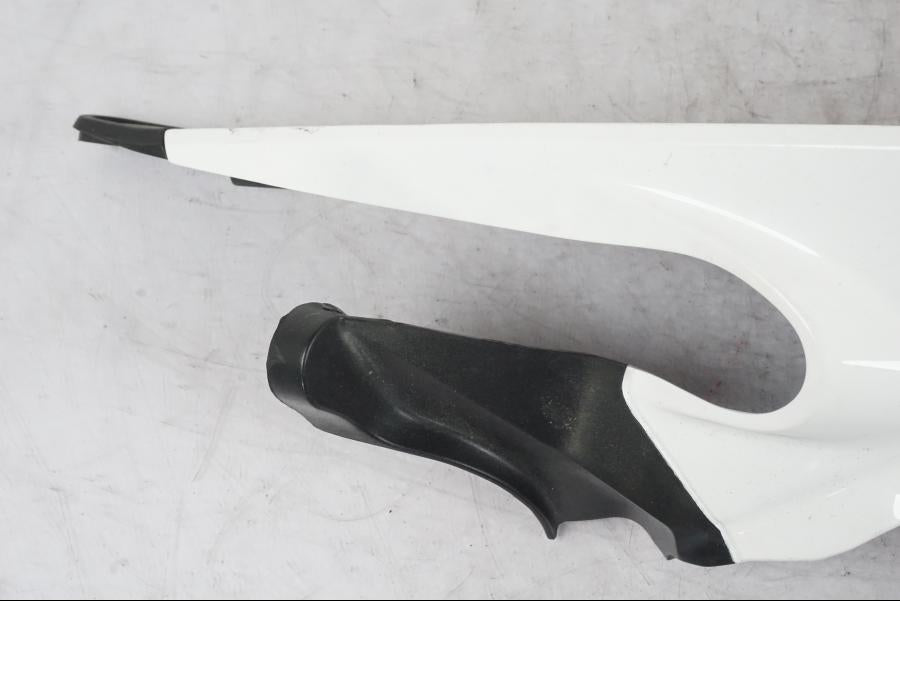 Vänster sida på Bakvinge från en KTM 390 Duke -2018 motorcykel.