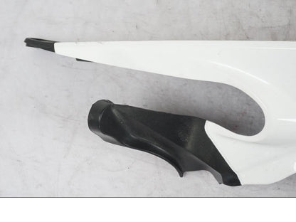 Vänster sida på Bakvinge från en KTM 390 Duke -2018 motorcykel.