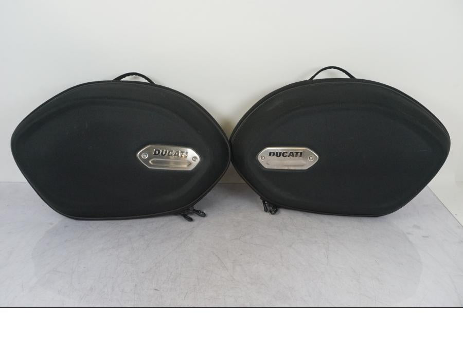 Höger sida på Sidoväska från en Ducati Diavel -2015 motorcykel.