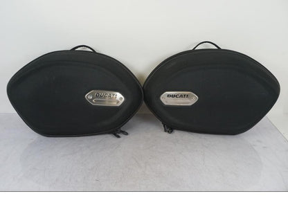 Höger sida på Sidoväska från en Ducati Diavel -2015 motorcykel.