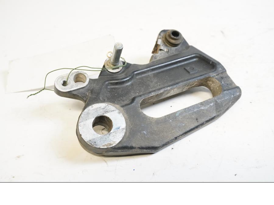 Framsidan på Bromsoksfäste från en KTM 125 Duke -2014 motorcykel.