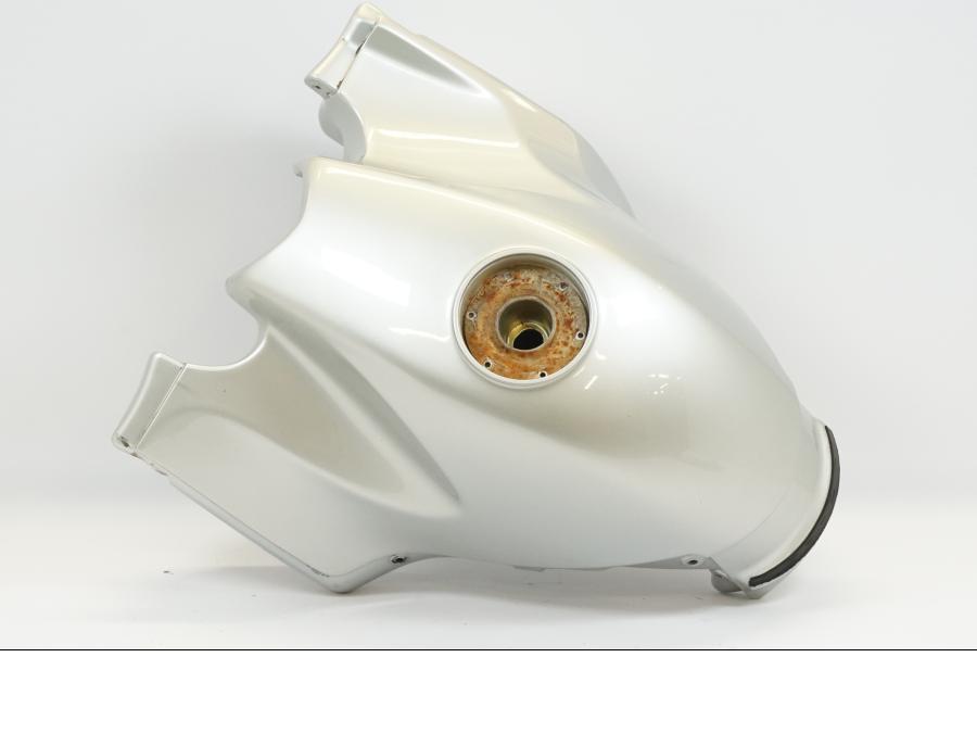 Snett nerifrån på Bensintank från en BMW R 1150 RS -2004 motorcykel.