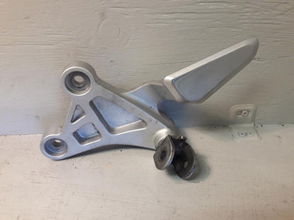 Framsidan på Fotpinnefäste från en Yamaha MT 125 -2017 motorcykel.