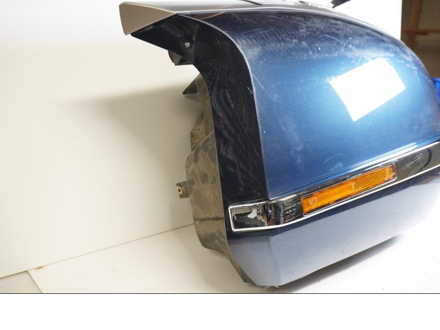 Snett nerifrån på Sidoväska från en BMW K 1200 LT -2004 motorcykel.