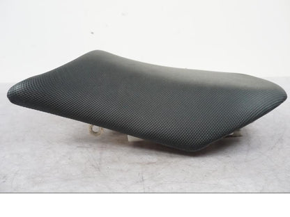 Snett nerifrån på Sadel från en Kawasaki ZX-6R -2006 motorcykel.