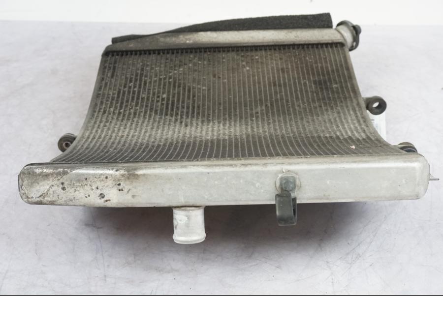 Snett uppifrån på Vattenkyl från en Kawasaki ZX-10R -2008 motorcykel.