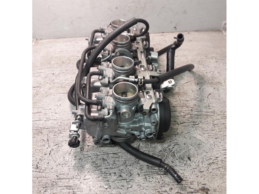 Vänster sida på Förgasare från en Yamaha FZ-S 600 -2000 motorcykel.