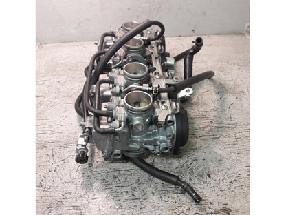 Vänster sida på Förgasare från en Yamaha FZ-S 600 -2000 motorcykel.