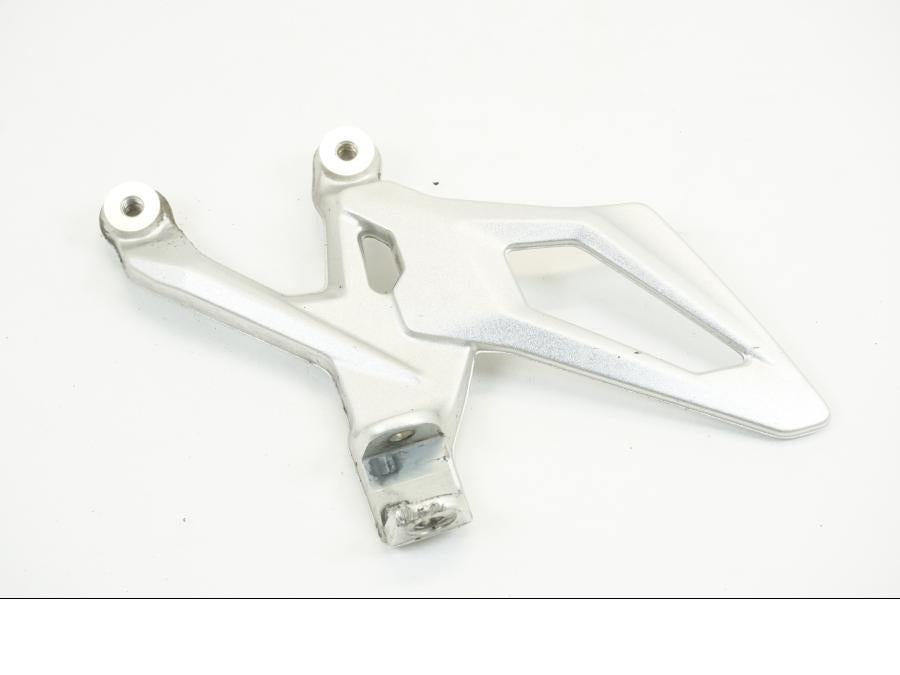 Framsidan på Fotpinnefäste från en BMW S 1000 R -2017 motorcykel.