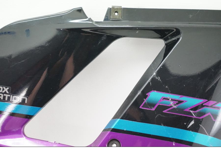 Snett nerifrån på Sidkåpa från en Yamaha FZR 1000 -1993 motorcykel.