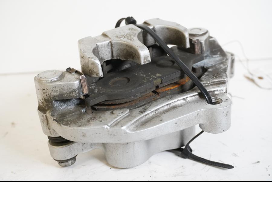 Höger sida på Bromsok från en Yamaha XVS 1100 -2001 motorcykel.