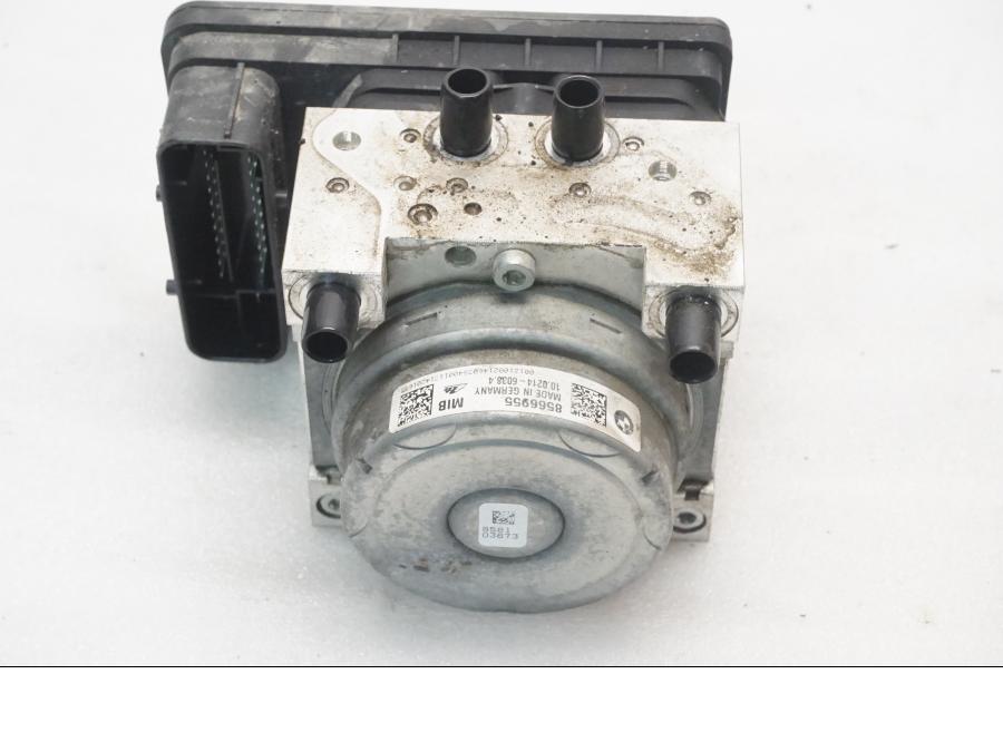 Framsidan på ABS Modulator från en BMW R 1200 GSA -2017 motorcykel.