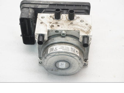 Framsidan på ABS Modulator från en BMW R 1200 GSA -2017 motorcykel.