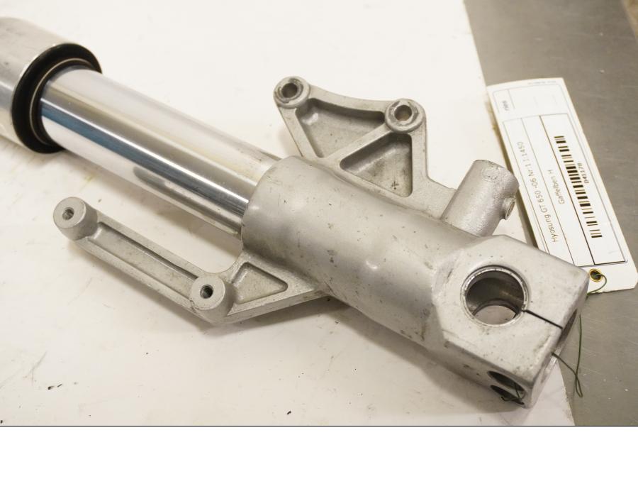 Snett nerifrån på Gaffelben från en Hyosung GT 650 -2006 motorcykel.