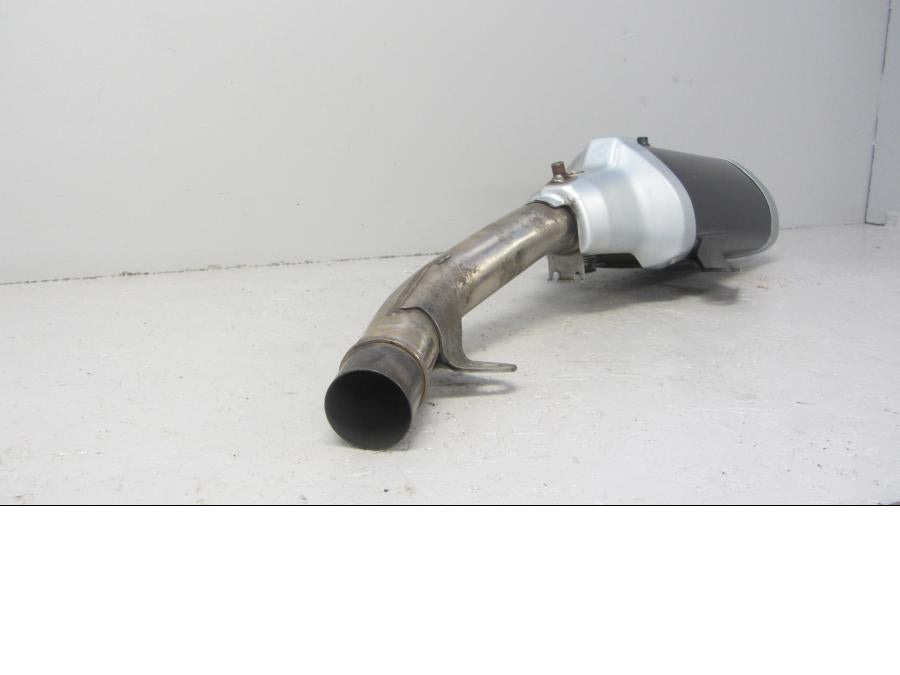 Snett uppifrån på Ljuddämpare från en Kawasaki Z 750 -2011 motorcykel.