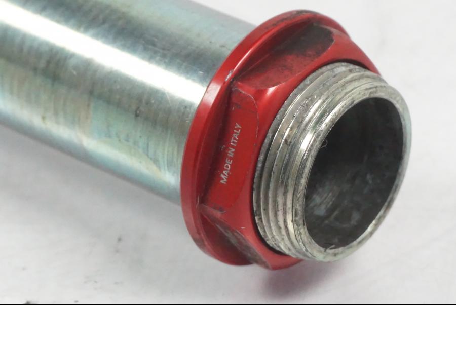 Baksidan på Axel från en MV Agusta Dragster -2014 motorcykel.