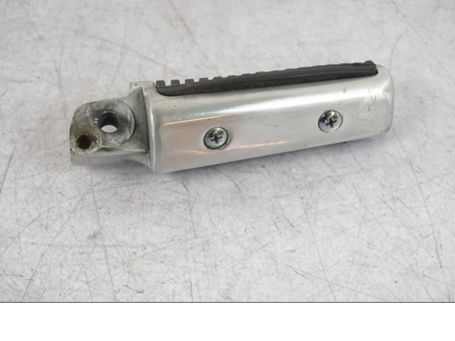 Baksidan på Fotpinne från en Suzuki VZ 800 -2000 motorcykel.