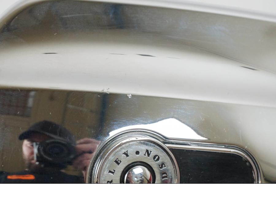 Snett nerifrån på Bensintankkonsoll från en H-D Softail Breakout FXSB -2016 motorcykel.