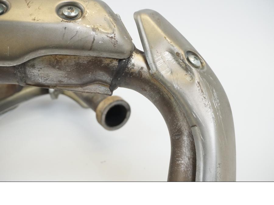 Snett nerifrån på Grenrör från en Yamaha WR 125 -2010 motorcykel.