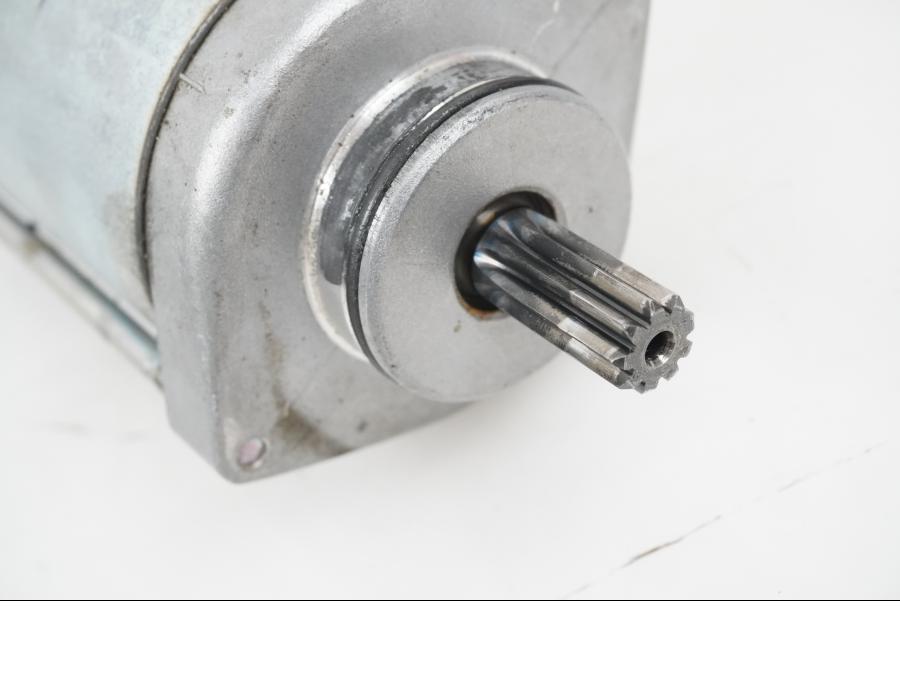 Höger sida på Startmotor från en KTM 1290 Super Adventure S -2022 motorcykel.