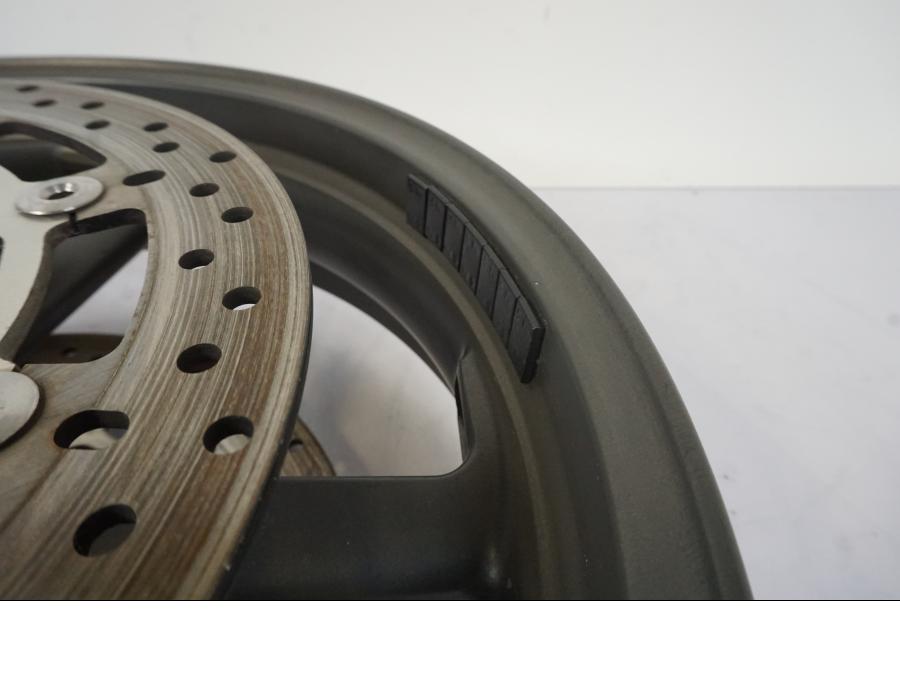 Snett uppifrån på Fälg från en KTM 990 Super Duke -2006 motorcykel.