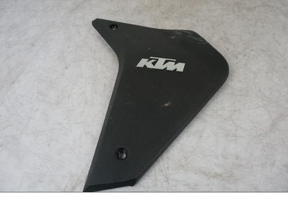 Framsidan på Sidkåpa från en KTM 1290 Super Adventure S -2022 motorcykel.